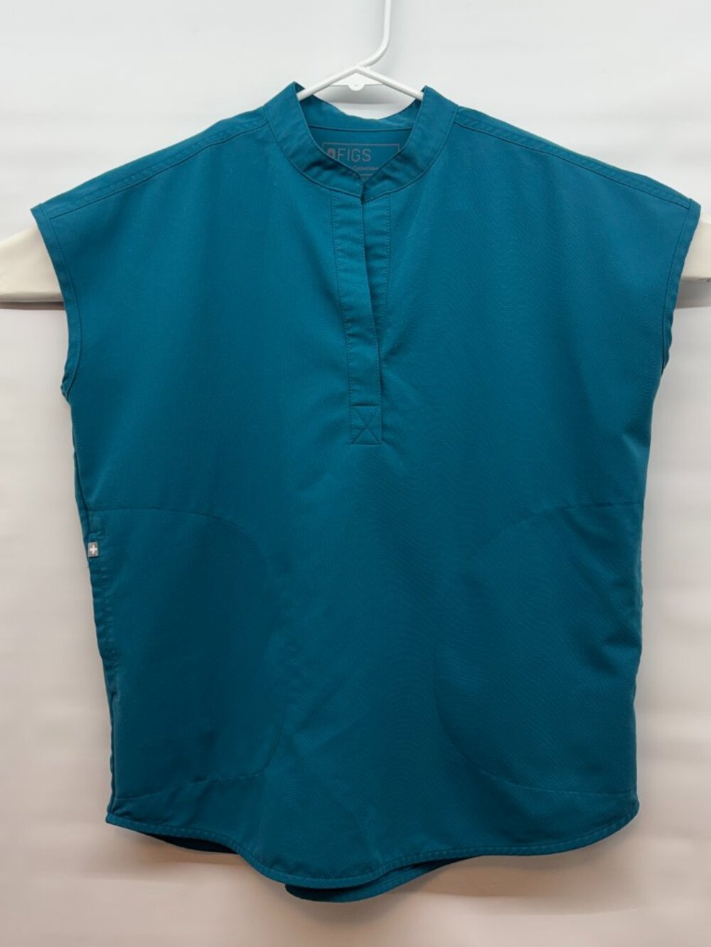 FIGS Women’s Rafaela Oversized Scrub Top Technical Collection caribbean Size XS